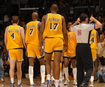 lakers-with-old-retro-uniforms-jerseys.jpg